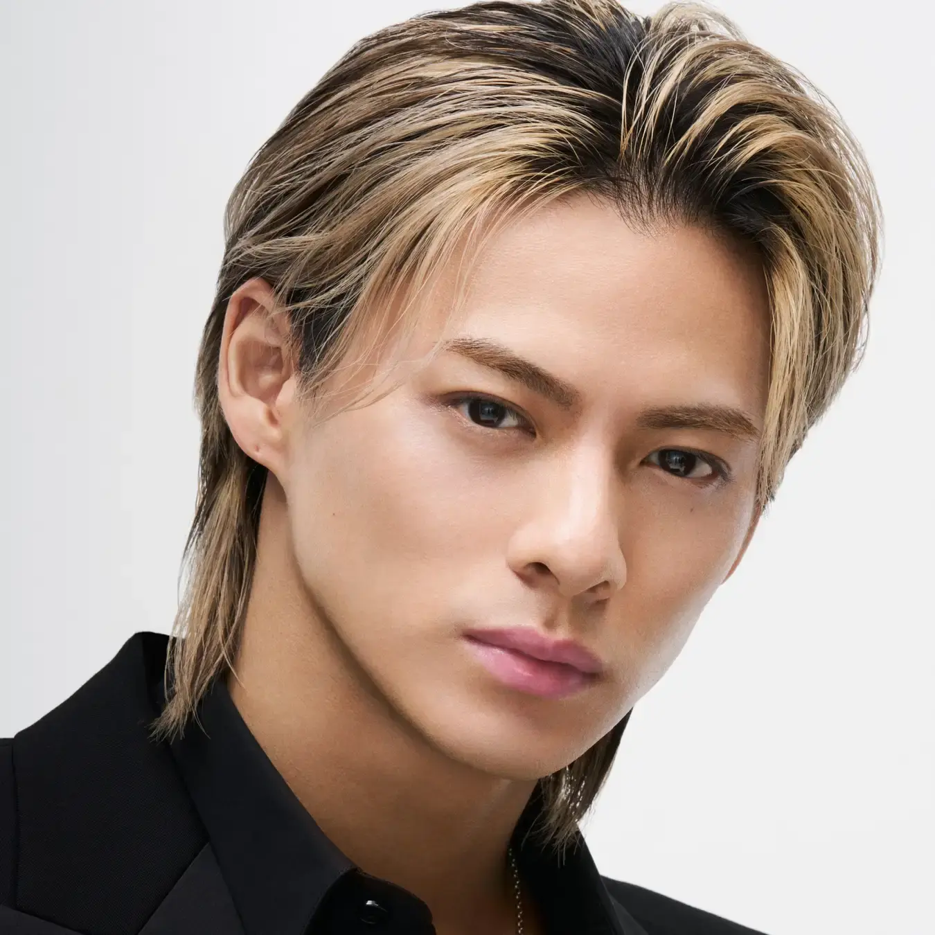 「YSL」アジア アンバサダー 平野紫耀さんがまとうピンクカラーリップ2種のホリデーシーズンを華やかに彩る新LOOK公開!の画像