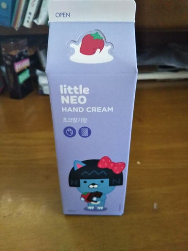 旭川キラキラ韓流商店の購入品です🐱✨

韓国カカオフレンズのキャラクターのネオのハンドクリームです✨
イチゴチョコの香りです😍🌼

値段は、約９００円です🌹