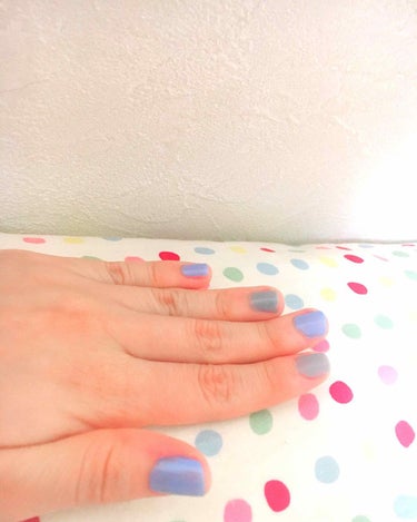 ダイソーのカンコレネイルを使いました💅🏼
ずっと1色しか使わなかったので、今日は初めてグレーマニキュアを使ってアクセントにしてみました。
青色だけっていうのも綺麗だけれど、グレーを入れると爽やかで夏らし