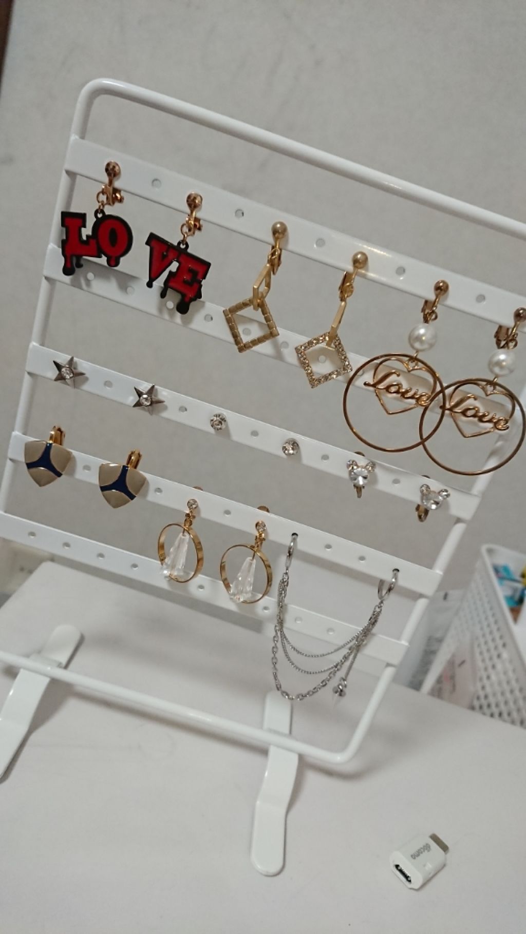 るいな on LIPS 「アクセサリー✨ダイソーで買ったアクセ立てにイヤリングを収納した..」(1枚目)