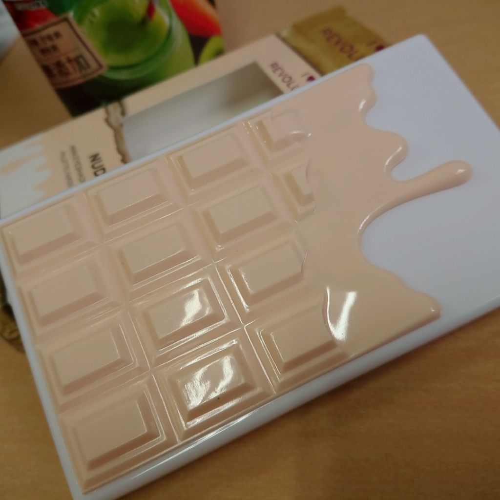 ミニチョコレートアイシャドウパレット ヌード/MAKEUP REVOLUTION/アイシャドウパレットを使ったクチコミ（2枚目）