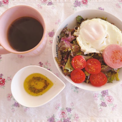 🍑みきかれ🐶🌸 on LIPS 「🎀ダイエット記録ケールサラダでダイエット中の朝ごはんに🥗ケール..」(1枚目)