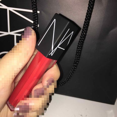 新年一発目のコスメ購入品♡♡

NARS ベルベットリップグライド2727💄

手でぬると濃さが調節しやすくて可愛くて😣💗

マットで使いやすいです！
少し乾燥がきになるので、塗る前のリップクリームは必