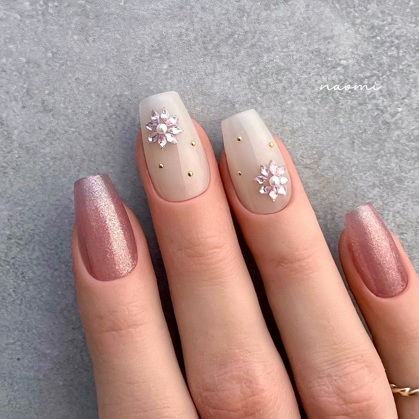 naomi on LIPS 「@ntob_nailランバスでお花🫶やっぱり輝きが素敵すぎ..」(1枚目)