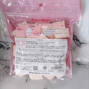 ＼コスパ最強スポンジ！／

ROSY ROSA バリュースポンジN ハウス型タイプS 30P 30個入り ¥506(税込)

LIPSやSNS話題のスポンジを早速使ってみました！

お肌にやさしいふわふわ感触30個入り


《特徴》

ベースからポイント使いまでマルチなハウス型

広い面:頬やこめかみなどに

角:小鼻や目元の 仕上げに

・たくさんの面や角でベースメイクを ムラなく仕上げる!

・小さなシミや小じわなどのポイントカバーにも

ベースメイクやコンシーラーなどにも！


ジッパー袋だからいつでも清潔が保てれる｡

もちもち弾力があってキメ細かなしっとりスポンジで肌触り良さげ｡

アイライナーをコンシーラー､クッションファンデを塗りスポンジで
ポンポン叩き込むだけで余分なファンデーションを吸い込んでくれるので
厚塗り感がない綺麗な仕上がり｡

面がいっぱいあるので細かい部分にもしっかりフィットしてとても使いやすいし
大容量でコスパがいい！

1日1回使用したら捨ててもかなりコスパがいいよ♡

今まで100均のスポンジしか使ったことがなかったですがこれは侮れないほど
優秀なメイクアイテムだと思いました｡

使用してみてとっても良かったのでリピート検討中｡

#lipsショッピング #購入品レビュー #メイクアイテム #ロージーローザ #バリュースポンジN ハウス型タイプS 30P #ROSYROSA #メイク道具  #お値段以上コスメ #メイクツール #メイクスポンジ #コスパ最強の画像 その1