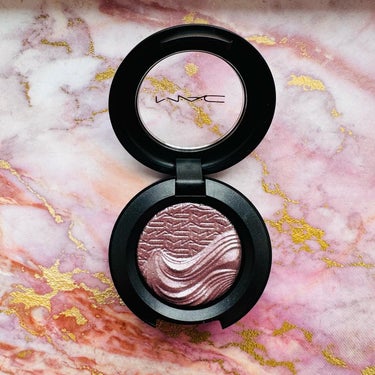 💄MAC
エクストラディメンション アイシャドウ
EXTRA DIMENSION EYESHADOW
スモーキーモーヴ
4,290円/税込
💄
ふらっと立ち寄って手に付けてみて一目惚れ😍
MACのアイシ