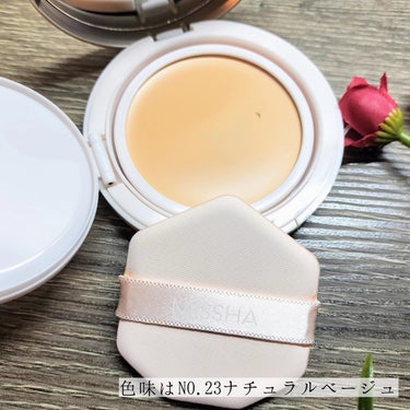 
MISSHA
SKIN-FAKE BALM
[ファンデーション]

ファンデーションが大好きな私です。
休みの日はノーメイクで過してますが
ほぼメイクはしてるかなぁ☺️
MISSHAのファンデーションは
とても気になっていたので使う前から
とても楽しみにしていたの🌛
こちらは、バーム状ファンデだよ♡
普段はリキッドファンデ、パウダーファンデを使うことが多いのですが
バーム状ファンデは久々です🥺

パッケージから開けてみると
ピンク色の可愛い手のひらサイズのコンパクト☺️✨
蓋を開けると大きな鏡に内蓋がついてます。ここにパフが収納できますよ〜。
内蓋を開けるとバーム状ファンデが
入っています！
クッションファンデだとコンパクトが
やや厚みがあるのですが、
こちらはその半分くらいかな？
なので持ち運びにも良さそうですよ🫡

パフで滑らせるように取ると
ファンデがつきます。
少量でもファンデがつきます！！
そして、伸びもよくなじませやすい！✨
バーム状と聞くと、厚塗り感やこってりめ？なイメージがあたしにはあったのですがそれを覆らせるような素肌感☺️✨
SPF50+　PA++++で下地不要なので
スキンケア終わったらそのまま
ベースメイクに🥺
触り心地もサラサラとしていてベタつかないのがお気に入り✨
これなら、上からパウダーファンデとか
使用しなくてもこれのみで良かった♡

色味は23,ナチュラルベージュ使用したよ♡



Lemon Squareを通じてミシャジャパンからミシャMスキンフェイクバームを提供して頂きました🥺✨


#スキンフェイクバーム #ミシャ #バームファンデ #ファンデーション #lemonsquare🍋 #最新日焼け止め事情 の画像 その2