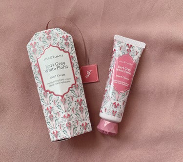 🤲🏻JILLSTUART
Hand Cream 
Earl Grey White Floral
￥1500＋tax

香り:ホワイトフローラル強め


JILLSTUARTの限定のハンドクリーム！！
名