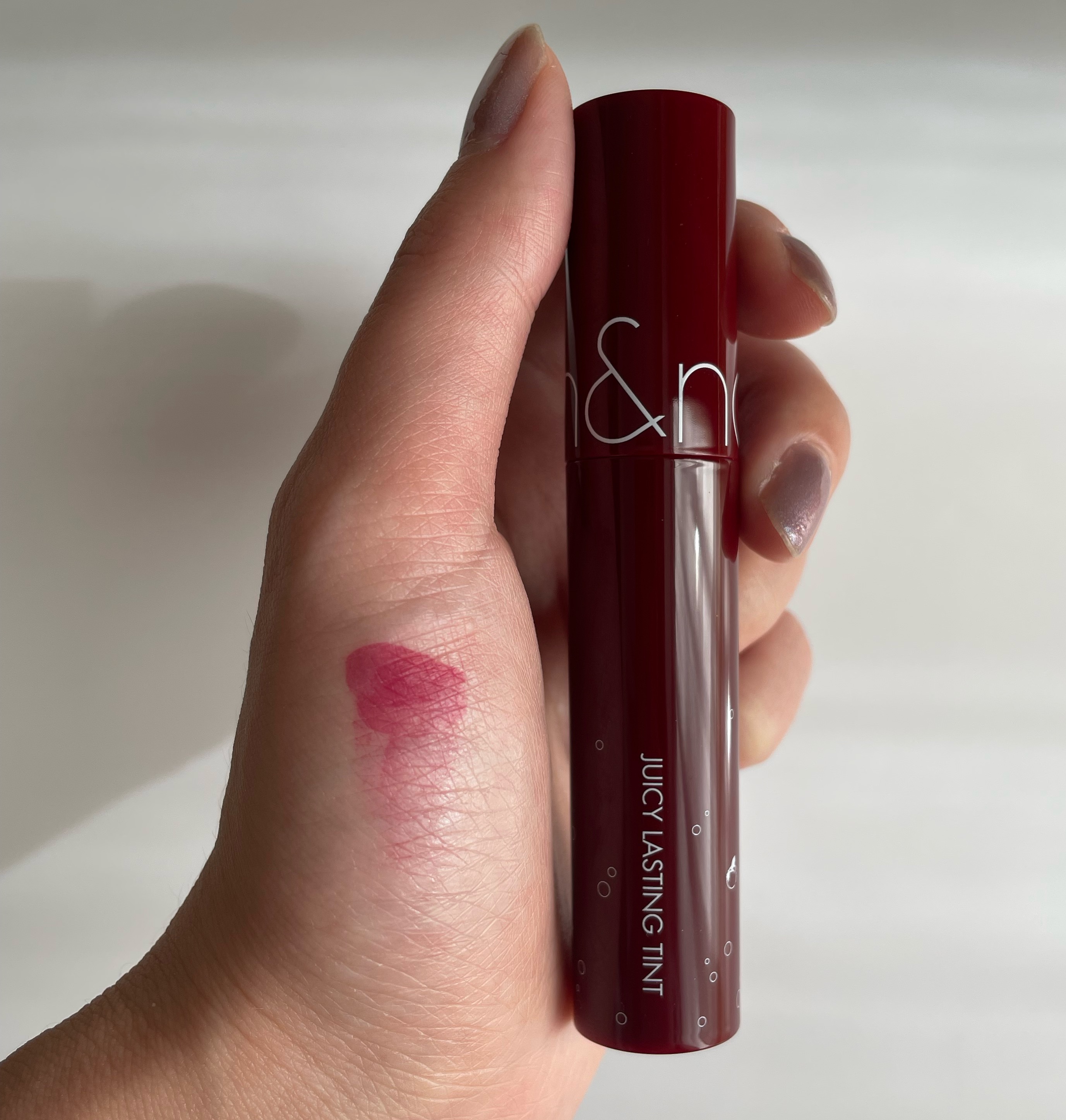 ジューシーラスティングティント/rom&nd/リップティントを使ったクチコミ（2枚目）