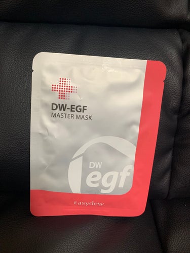 Easydew　DW-EGF master mask

おまけでついてきたパックです。
使用感は、今まで使用してきたパックの中で1番保湿力がありました。

洗顔後、このパックだけで大丈夫なくらい保湿され