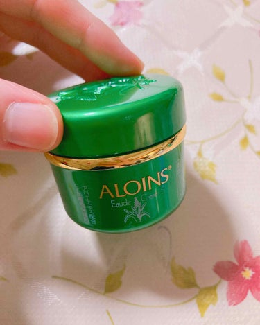 #アロインス オーデクリームS 35g

初めての使用です♪
今回は小さめを購入しましたが大きいサイズもありました〜小さめで丁度いいかもです‼︎
塗り過ぎ予防として笑

今までのハンドクリームは、白色で