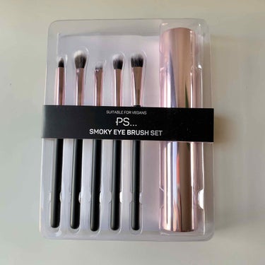 
💄 suitable for vegans 
PS... SMOMY EYE BRUSH SET

※2019/01/08 追記あり


どこのブランドかはいまいちピンと来てない。笑

いわゆるノーブ