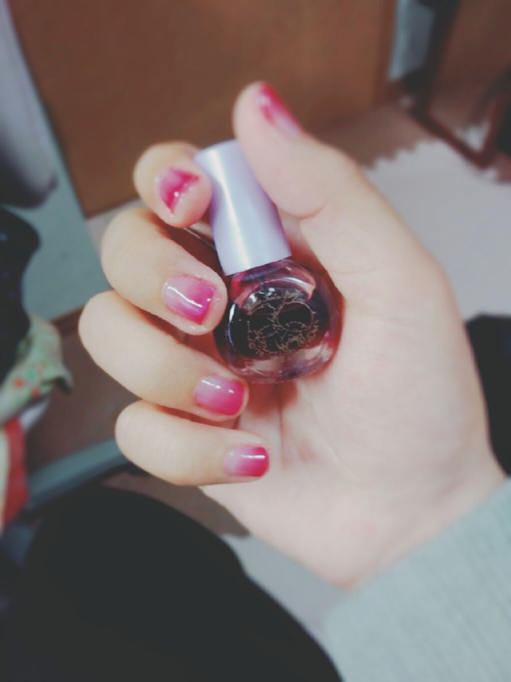 今日は一日暇だったので、グラデーションのネイルに初挑戦してみましたー！！


やる前は難しいのかなぁと思ってたんですけど、やってみると思ったより難しくは無かったです！！


ただ、ベースが乾く前に間違えて塗ってしまって、中指と親指失敗しまし