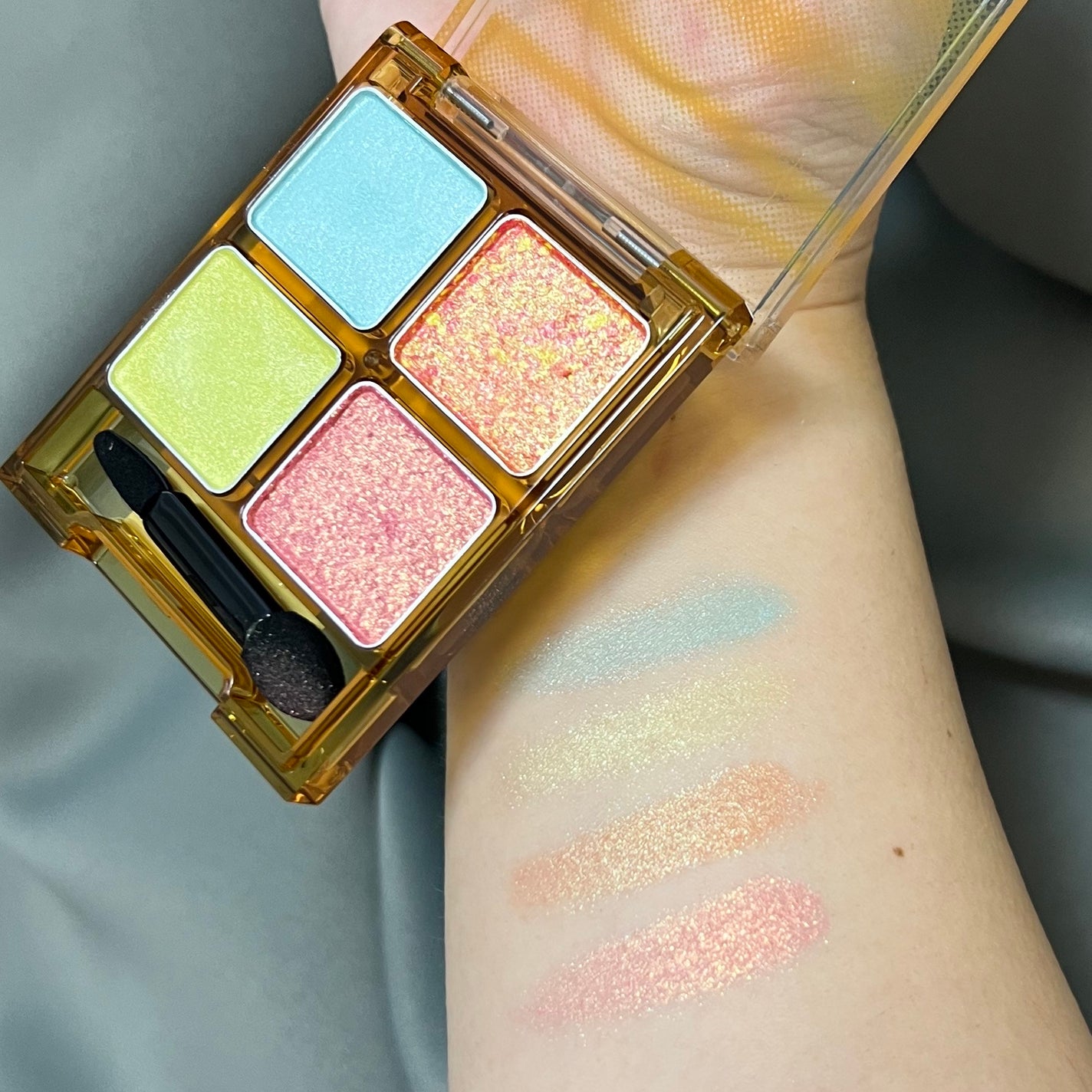 ビーチバカンスグリッターパレット/KATE/アイシャドウパレットを使ったクチコミ(2枚目)