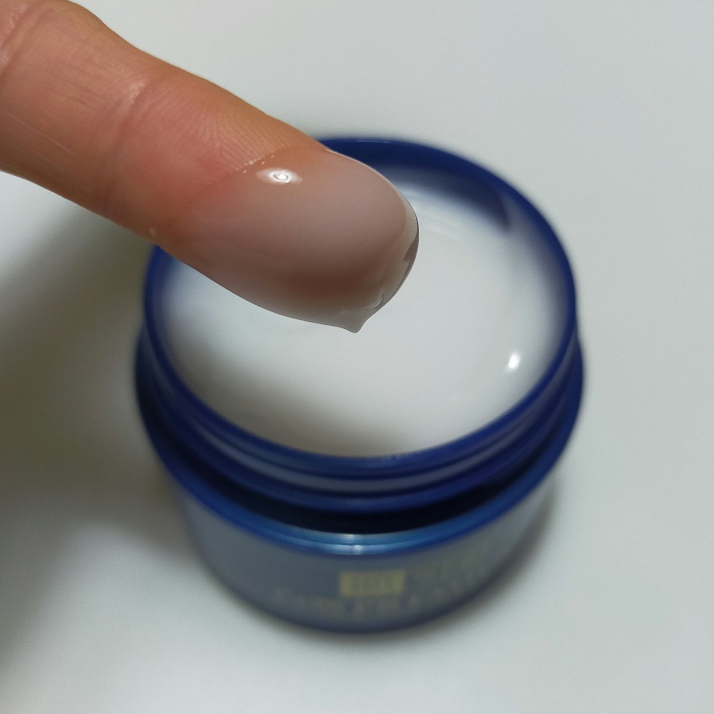 さめちゃん on LIPS 「肌ラボ 白潤プレミアムクリーム敏感肌さんにとって髪の毛先が首や..」(4枚目)