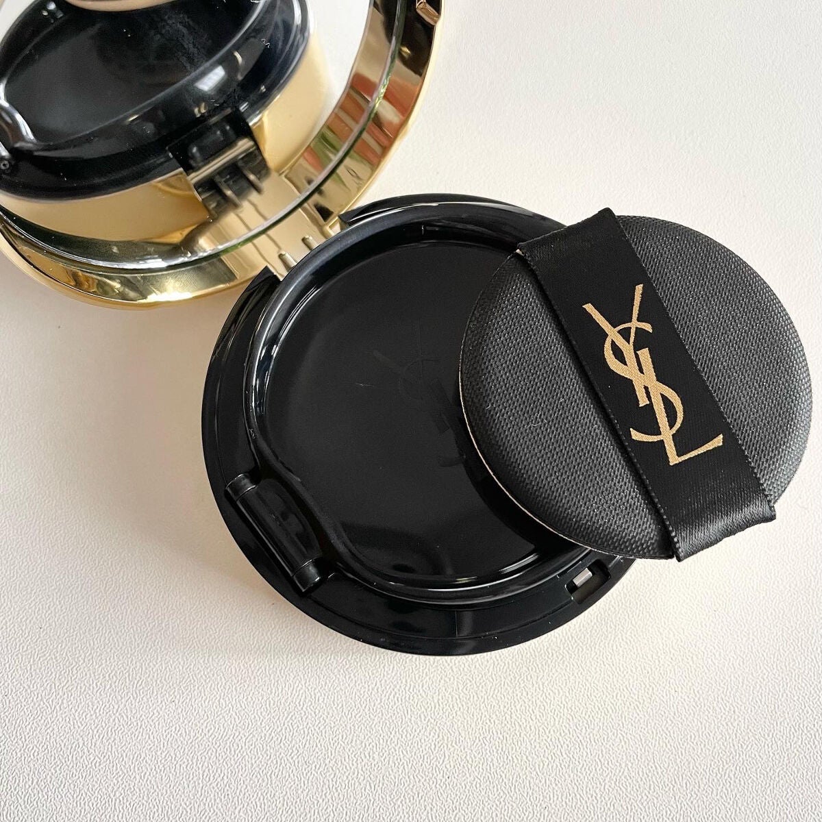 アンナ*.・🤍𐙚 on LIPS 「🖤【YVESSAINTLAURENT】アンクルドポールクッショ..」(2枚目)