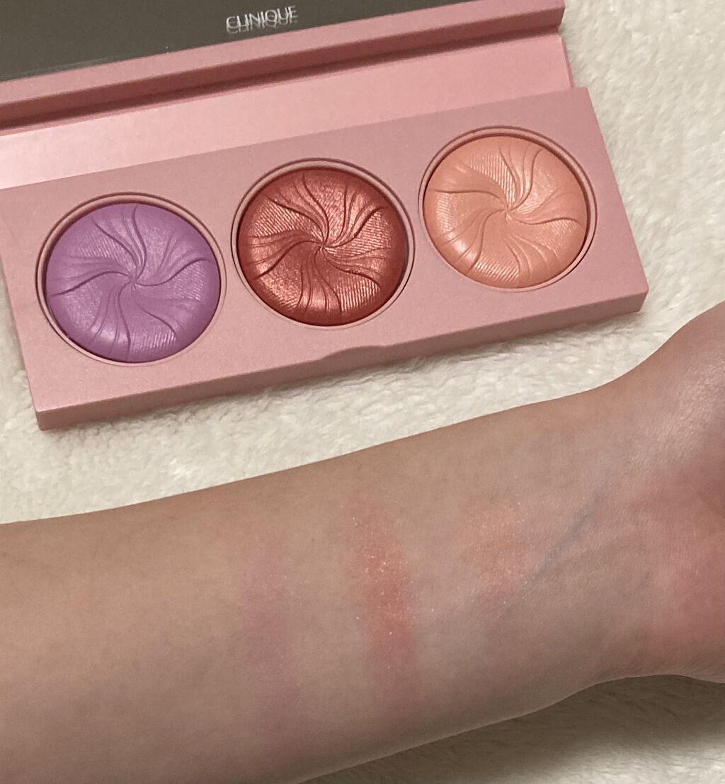 CLINIQUE クリニーク チーク ポップ パレット 22のクチコミ「CLINIQUE チークポップ パレット22

大人気チークポップのホリデー限定パレットです！.....」（2枚目）