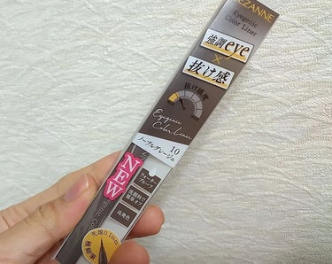 LIPSを通じて『セザンヌ』さまから
商品提供をいただきました！

*:.｡..｡.:+･ﾟ ゜ﾟ･*:.｡..｡.:+･ﾟ ゜ﾟ･*:.｡..｡.:+･ﾟ

『商品概要』
🌹CEZANNE (セザンヌ)

【Eyegenic Color Liner】
アイジェニック カラーライナー 10🌹
2024/3/13発売🌸
カラー 　:10ノーブルグレージュ
定価　　 :891円（税込）
種類 :リキッドカラーライナー

『特徴』
🍀カラー
ブラックやブラウンの
延長カラー＆くすみ感
→瞳にも肌にも馴染むニュアンスカラー

🍀ダブルアジャスター容器
複雑なニュアンスカラーを
安定して再現できる

『使用感』
普段のアイライナーは
ペンシル:ブラウン
リキッド:ブラックを併用使いしてる
私がお試ししました❢

カラーはやや茶色みもあるグレージュ。
くすみ感、抜け感があり
目元が柔らかく優しいイメージに✨

0.1mm極細筆は少し硬め。
先は細いから細かいところが描きやすい。

ブラックほどキツくないから
普段使いにも取り入れやすそう🕊🌿

#PR #CEZANNE #LIPSプレゼント
#セザンヌ
#アイジェニックカラーライナー 
#カラーライナー #アイライナー
#グレージュ #メイク
#ノーブルグレージュ
#リキッドアイライナー
#コスメ #コスメ好きと繋がりたい
#美容 #美容好きと繋がりたい
#美容垢 #コスメ垢
#れいかの商品紹介🌷の画像 その1