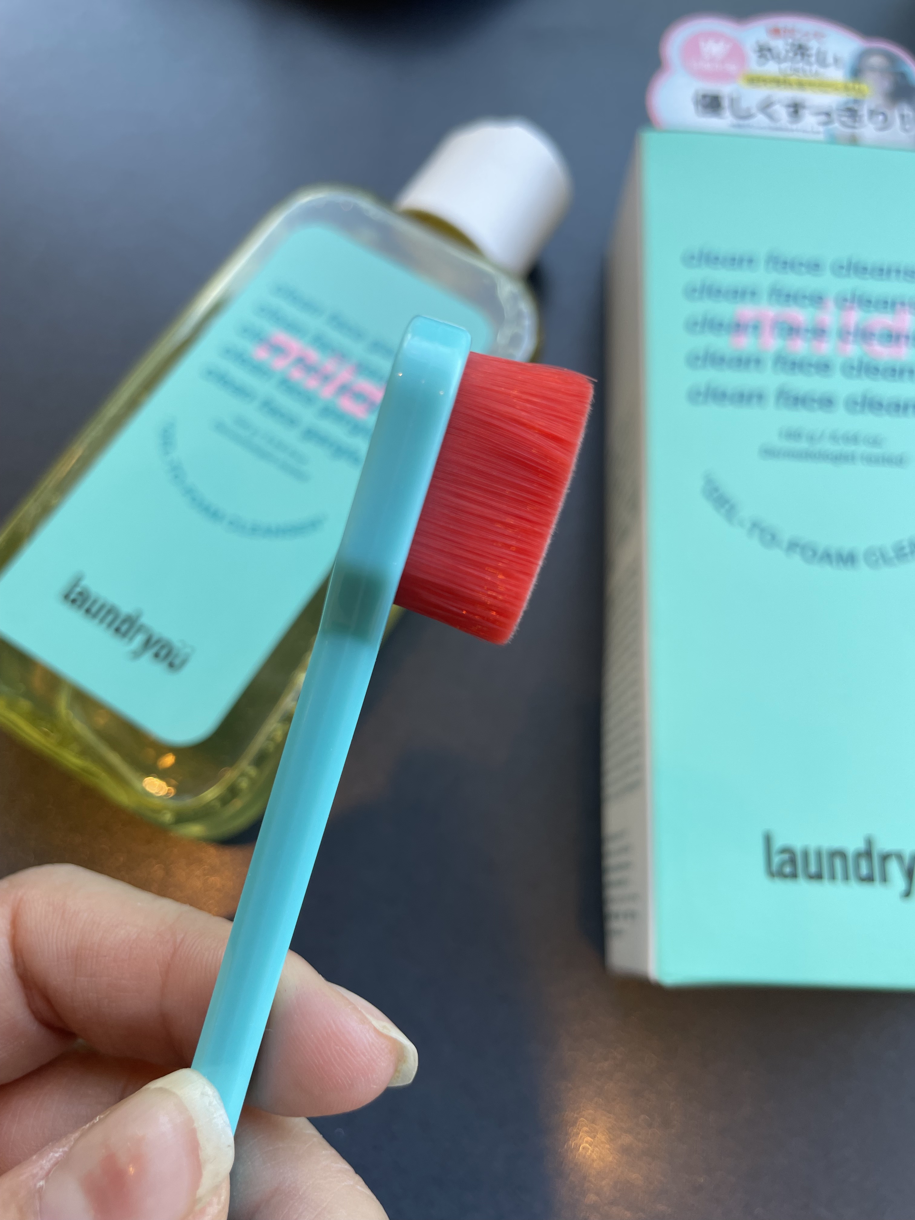 我が家は思春期の息子と一緒に使ってます！！
めんどくさがりな親子だけれど、歯ブラシ風の歯ブラシが楽しめるっ！

「ジェルトゥフォームクレンザー」は "顔だって丸洗いしたい！" がコンセプトのようで、
夏場にぴったりな、すっきり爽快が推しポイ