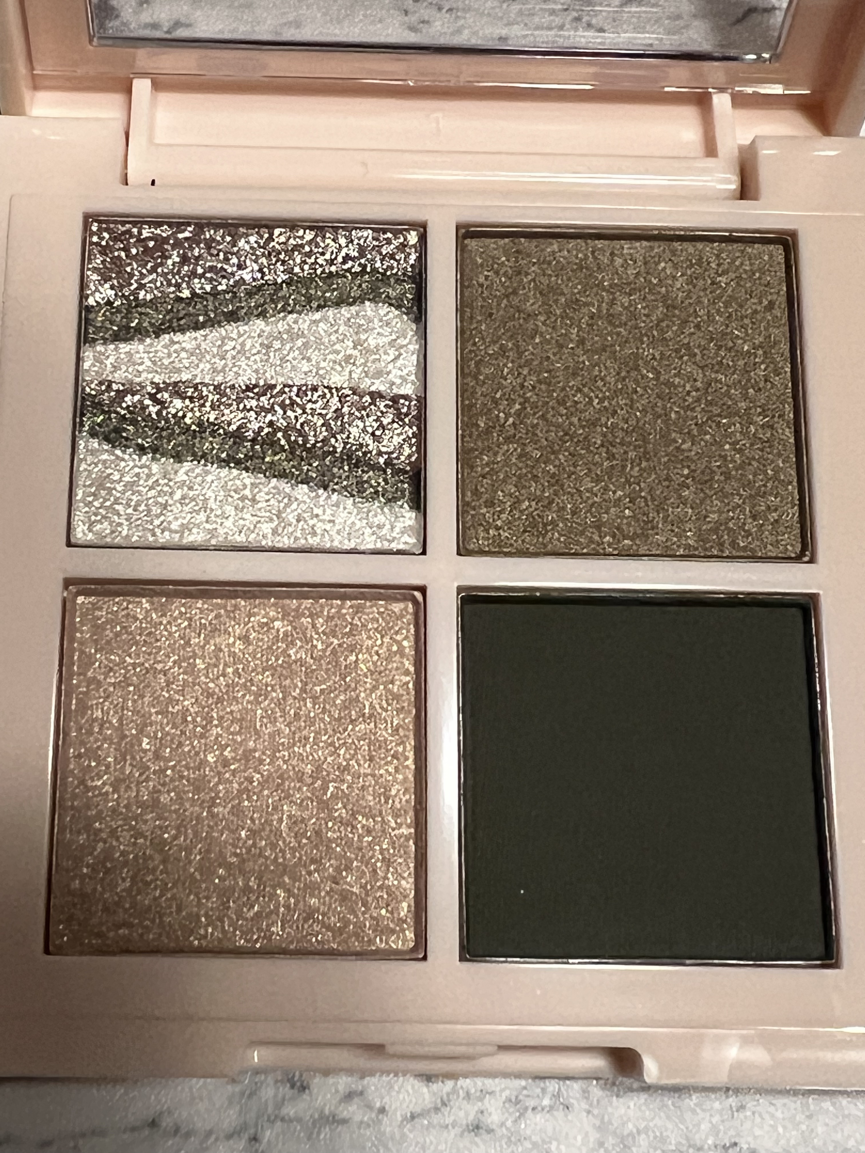 レブロン ダズル アイシャドウ クアッド 006 サファリ シマー/REVLON/アイシャドウパレットを使ったクチコミ（2枚目）