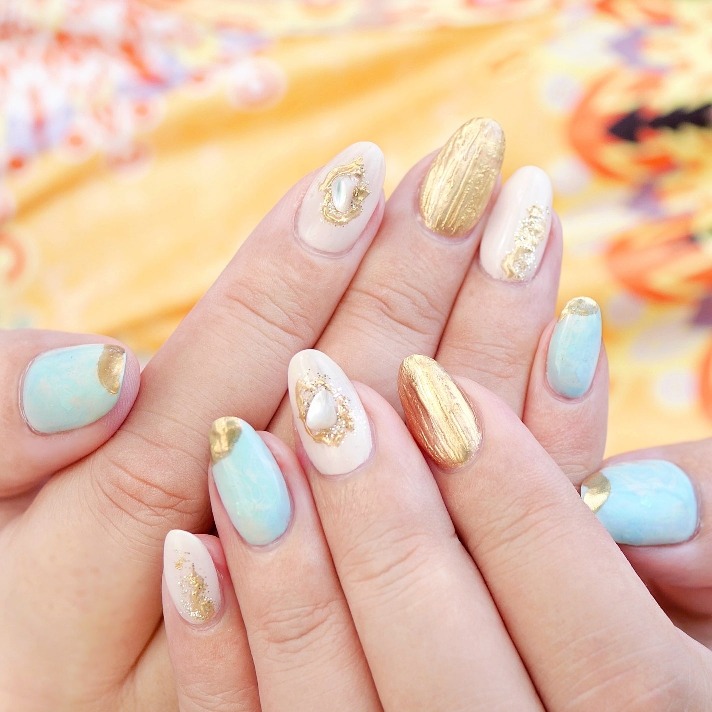 Rin★ on LIPS 「夏っぽい天然石ネイルにチェンジ。日差しに映えるゴールドがお気に..」(5枚目)