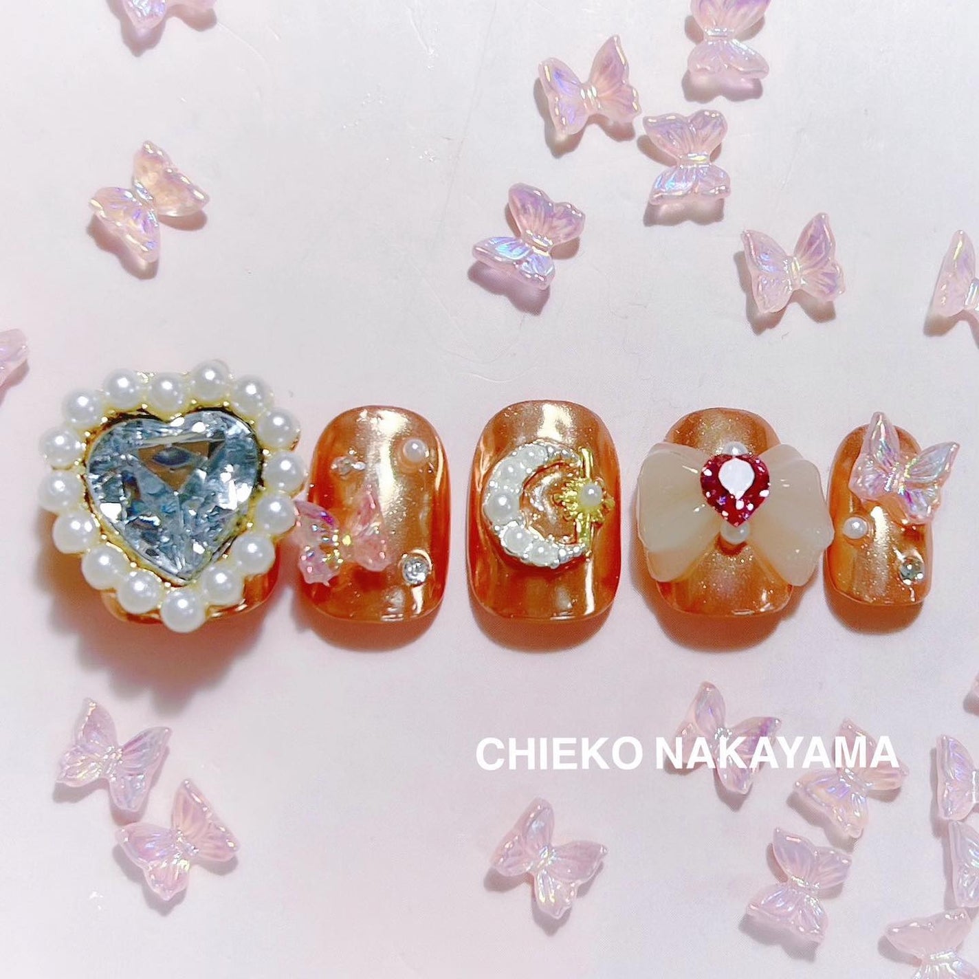 なかやまちえこ on LIPS 「ゆめかわエレガント🌙365日ネイル286日めワンポイントに蓄光..」(1枚目)