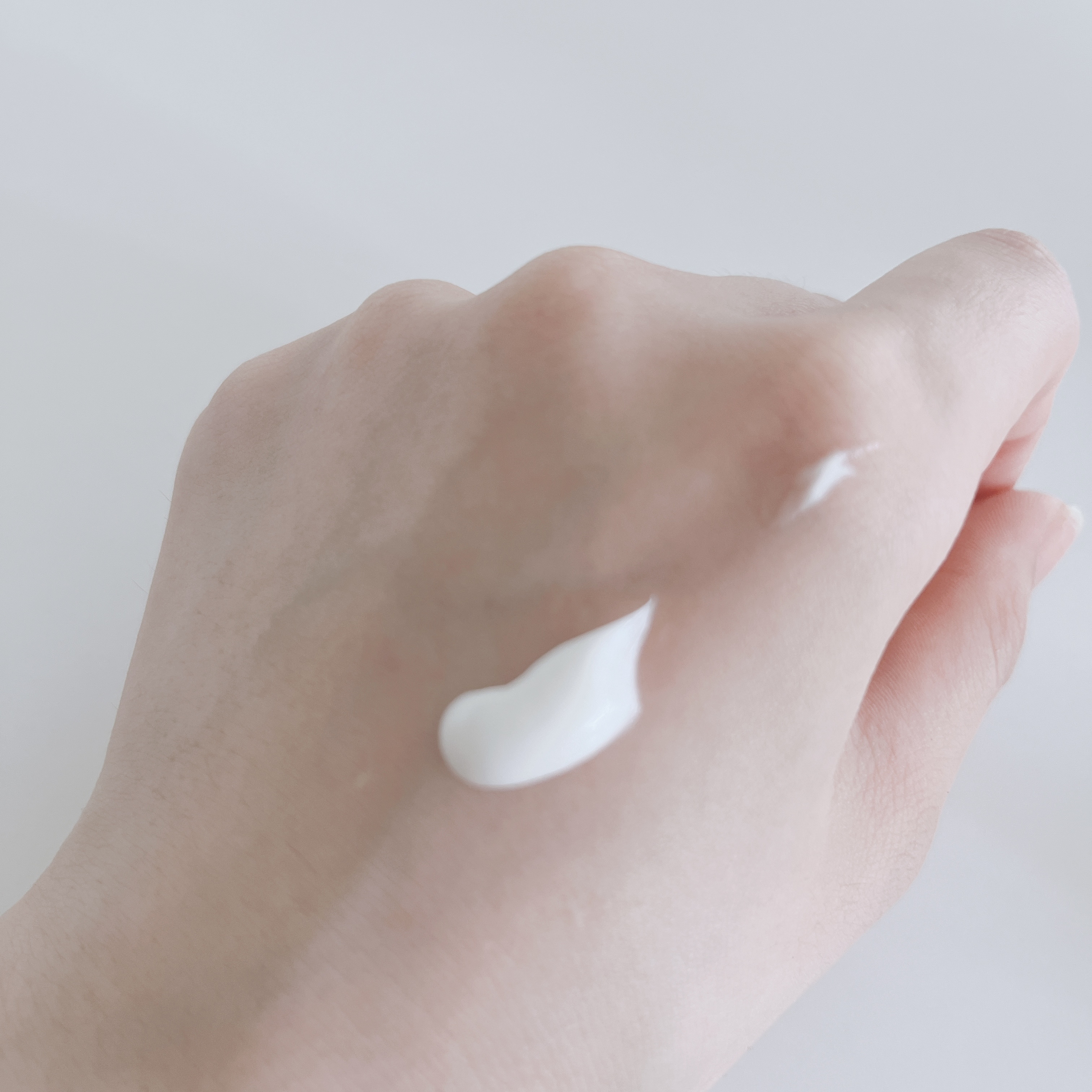 薬用ホワイトニング ハンドクリーム ディープモイスチュア Disney限定デザイン（80g）/コエンリッチQ10/ハンドクリームを使ったクチコミ（3枚目）