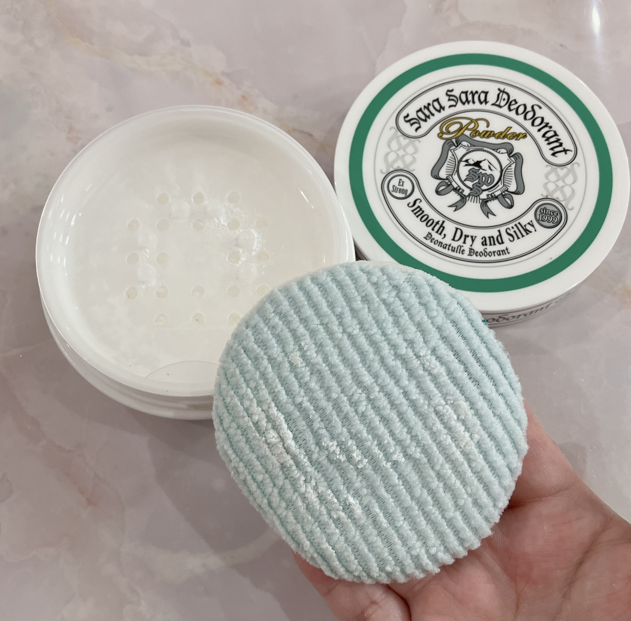 薬用さらさらデオドラントパウダー/デオナチュレ/デオドラント・制汗剤を使ったクチコミ（3枚目）