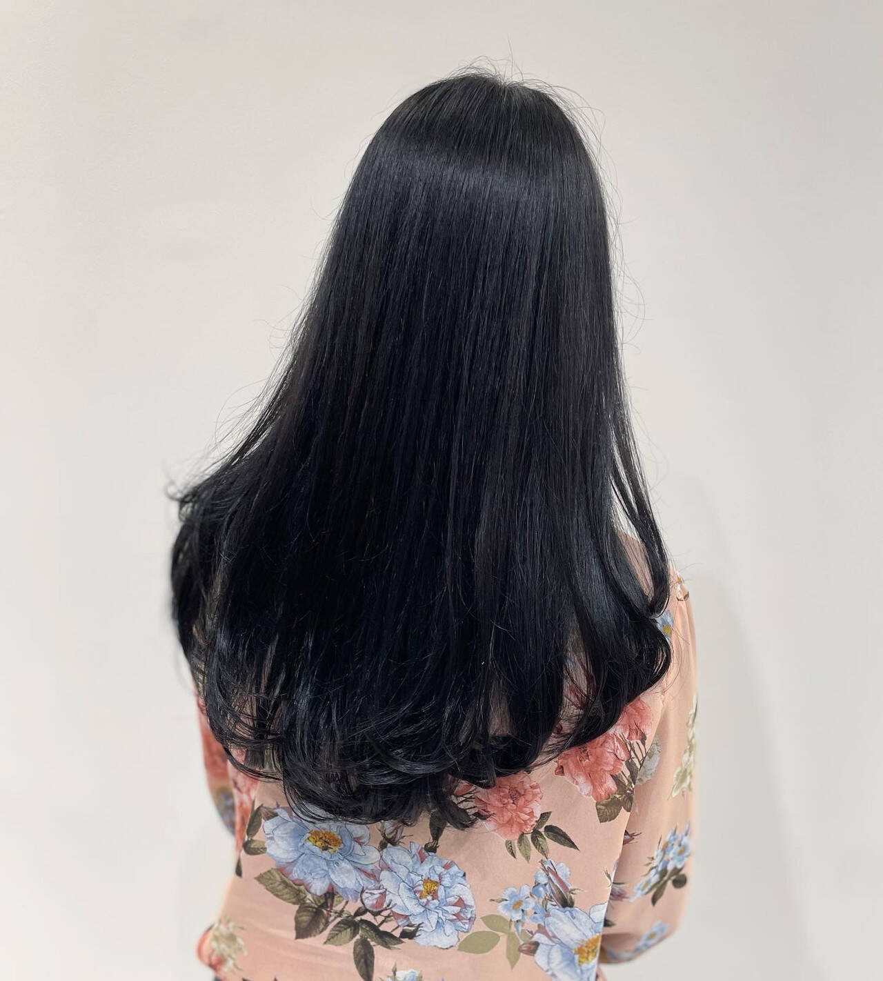 「黒系ヘアカラーは透明感が魅力♡おすすめ市販カラー剤や黒染めしないで黒くする方法を紹介」の画像（#561664）