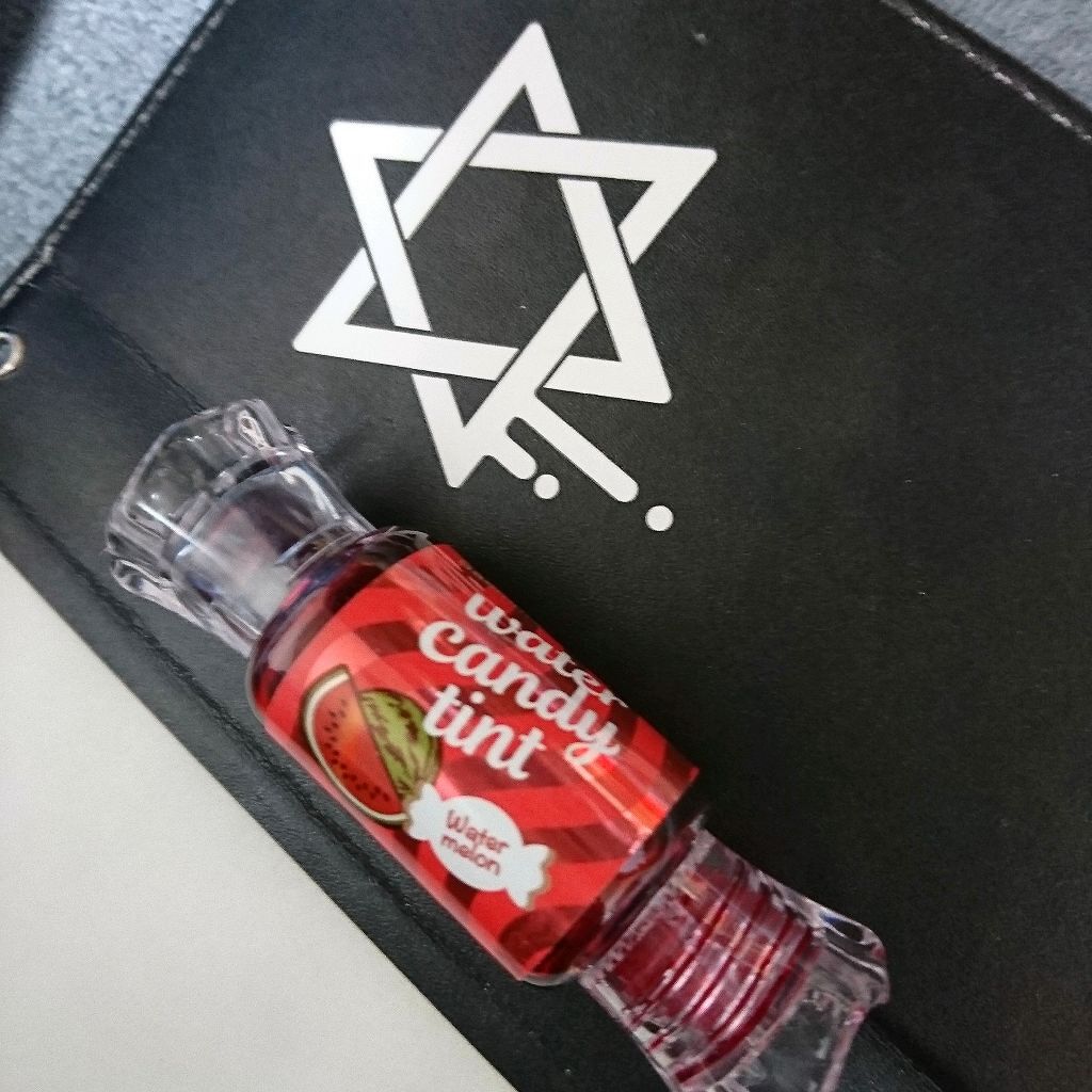 tsk on LIPS 「真っ赤な❤色です!全く落ちないし新大久保で買いました!!450..」(1枚目)