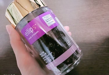 今回紹介するのは、『エリップス　ヘアーオイル　ナチュラルカラー』です！！

ミックスベリー&フローラルの香りです🍓💐

カラーリングで傷んだ髪に使います！

〜レビュー〜
使用感は、ベタベタせずサラサラ