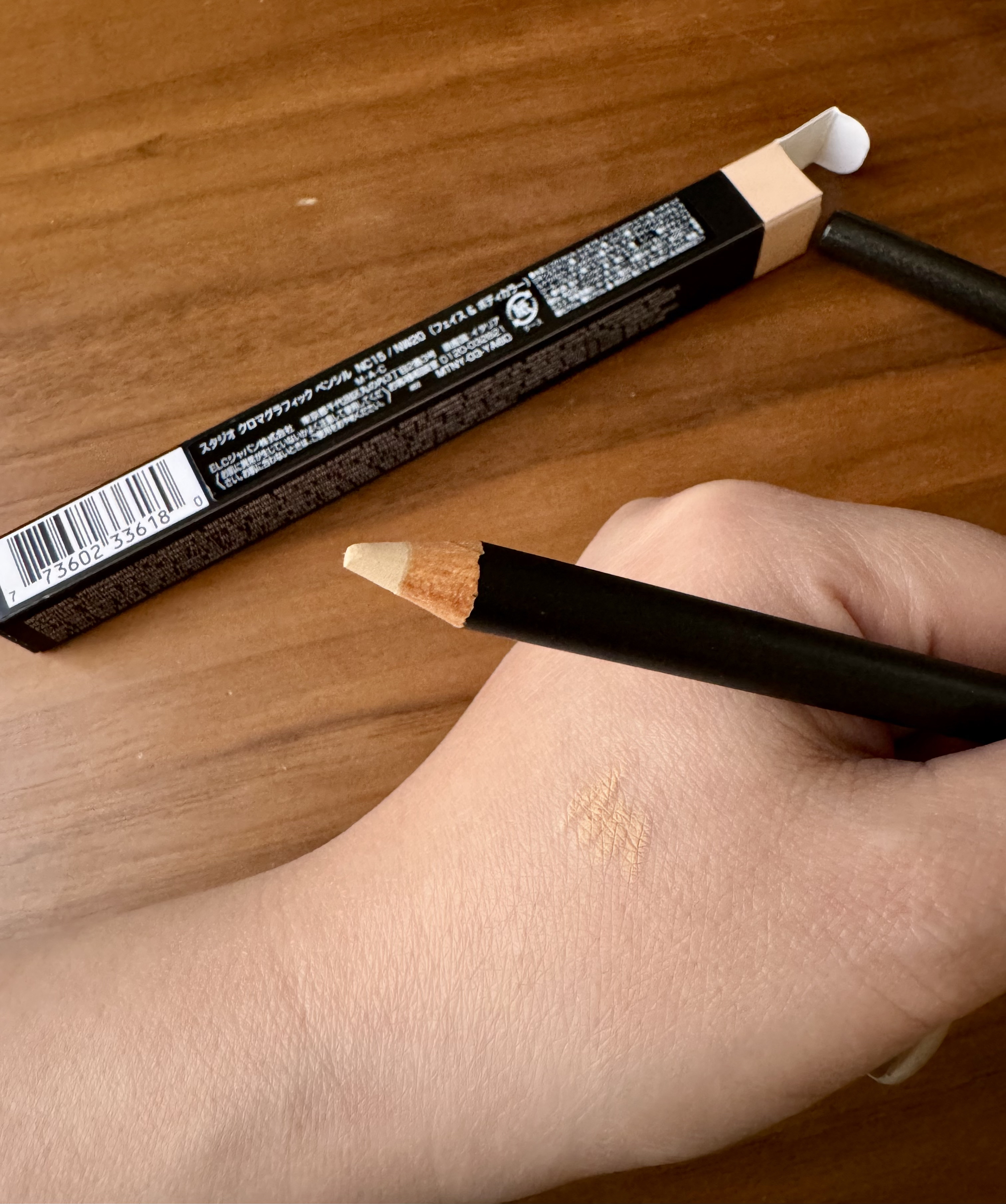 スタジオ クロマグラフィック ペンシル NC15／NW20/M・A・C/ペンシルコンシーラーを使ったクチコミ（3枚目）