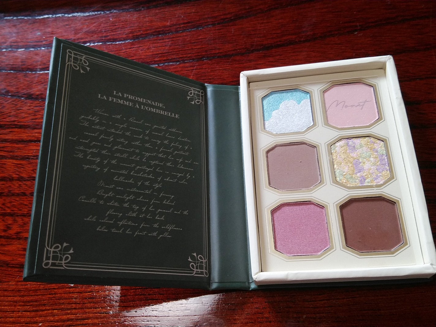 fresh_glow_ojru on LIPS 「とってもすてきな商品です。ケース入りのブック型で、深緑に金色の..」(5枚目)