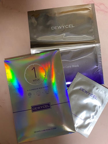 DEWYCEL Private Care Mask （デュイセル プライベートケアマスク）を使ってみた

パッケージ裏の説明通りの順番で付けました。

まず最初に小さい袋の方に入っている、拭き取りパットを使いました。こちらはさっぱりした使い心地で、ベタつきは無かったです。
【肌のキメを整えるふき取りシート 角質ケア&栄養補給の準備 】


次に大きい袋の上側に入っているパックを顔の上半分に付けました。薄いパックでみずみずしくさっぱりした感じでした。少し粘度がありました。
【上層アンプルシート 保湿、しわ改善、美白】

顔の上半分つけたままで、今度は大きい袋の下側に入っているパックを顔の下半分に付けました。こちらは上半分につけたパックに比べ、分厚くて乳液パックみたいな感じでした。顎下まで覆うようなタイプのパックになっていて、染み込んでいる液もたっぷりでした♪
【下層アンプルシート 保湿、栄養】

普段使い用ではなく、特別ケア用のパックだと思います。液がたっぷりで、かなり贅沢にお肌を潤すことができました。の画像 その0