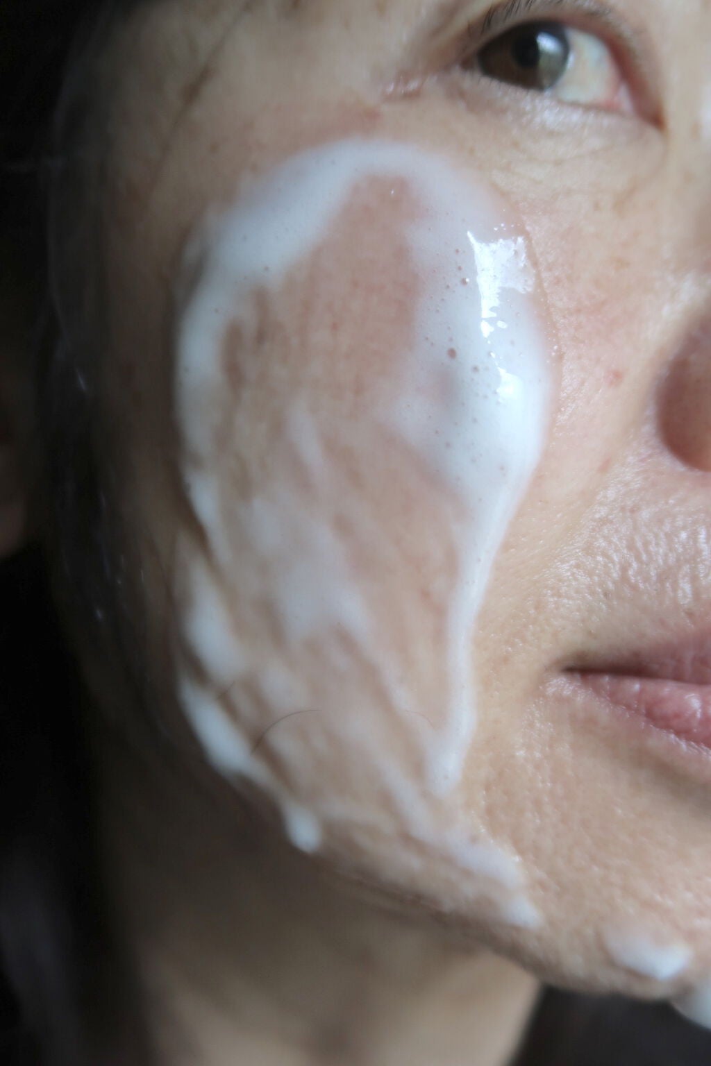 ミスクレオ on LIPS 「炭酸泡の美容液ってシュワシュワを感じて肌の血行も良くなるから即..」(3枚目)