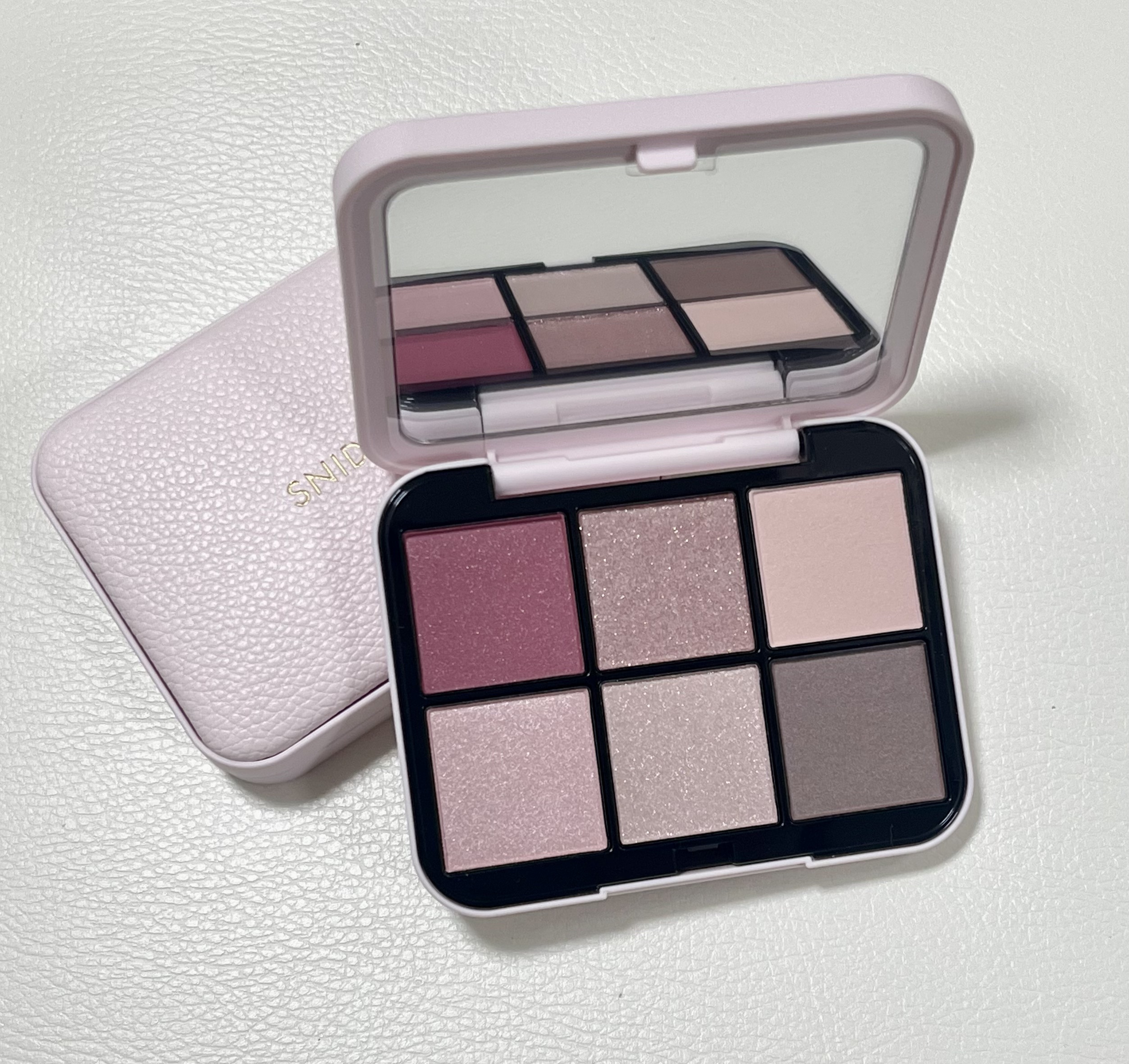 思ったより使いやすかった
SNIDEL BEAUTY
アイデザイナー n
02　Dress up Pink

左上のピンクは鮮やかに見えてどう使えばいいか心配してたが、
他の色と混ぜて使うととてもナチュラルな仕上がりになりました
ブルベ夏さ