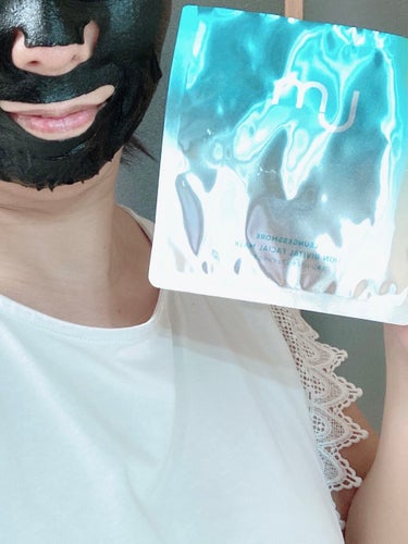 LEUNGESSMORE スキンリバイタルフェイシャルマスクのクチコミ「美容液25mlとたっぷり❤️

紀州備長炭マスク

柔らかく肌にぴったりとフィット。

真っ黒.....」（2枚目）
