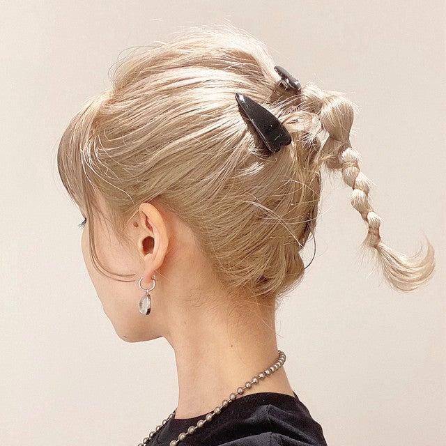 三つ編みポニーテールの女性