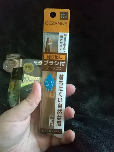 極細芯と迷った末に、とあるMUAさんの「しっかり眉毛さんはブラシ付きの方が便利ですよ」の言葉でこちらを購入

芯は楕円芯だけど細いタイプ
オリーブブラウンは明るすぎたかもしれんと思ったものの、良い意味で黒髪にも自眉にも馴染む
あとブラシが便利！
眉を描く前に余分なものを落とすのにガシガシ、描いたあとも馴染ませるためにガシガシ
眉の余計なとこをコンシーラー付けて消すことも出来る
とにかく一体型だとポーチの中を探す手間が省けて便利

しっかり眉毛さんにオススメです
スウォッチはまた後日！ 
#推し増しセザンヌ 
の画像 その0