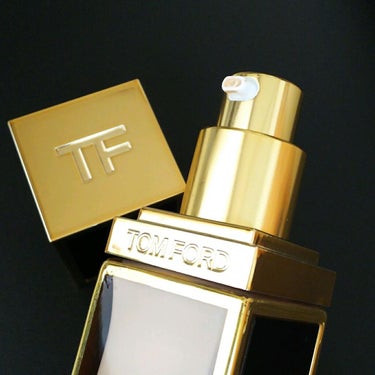 シェイド アンド イルミネイト ソフト ラディアンス ファンデーション SPF 50 1.1 ウォーム サンド/TOM FORD BEAUTY/リキッドファンデーションを使ったクチコミ（2枚目）