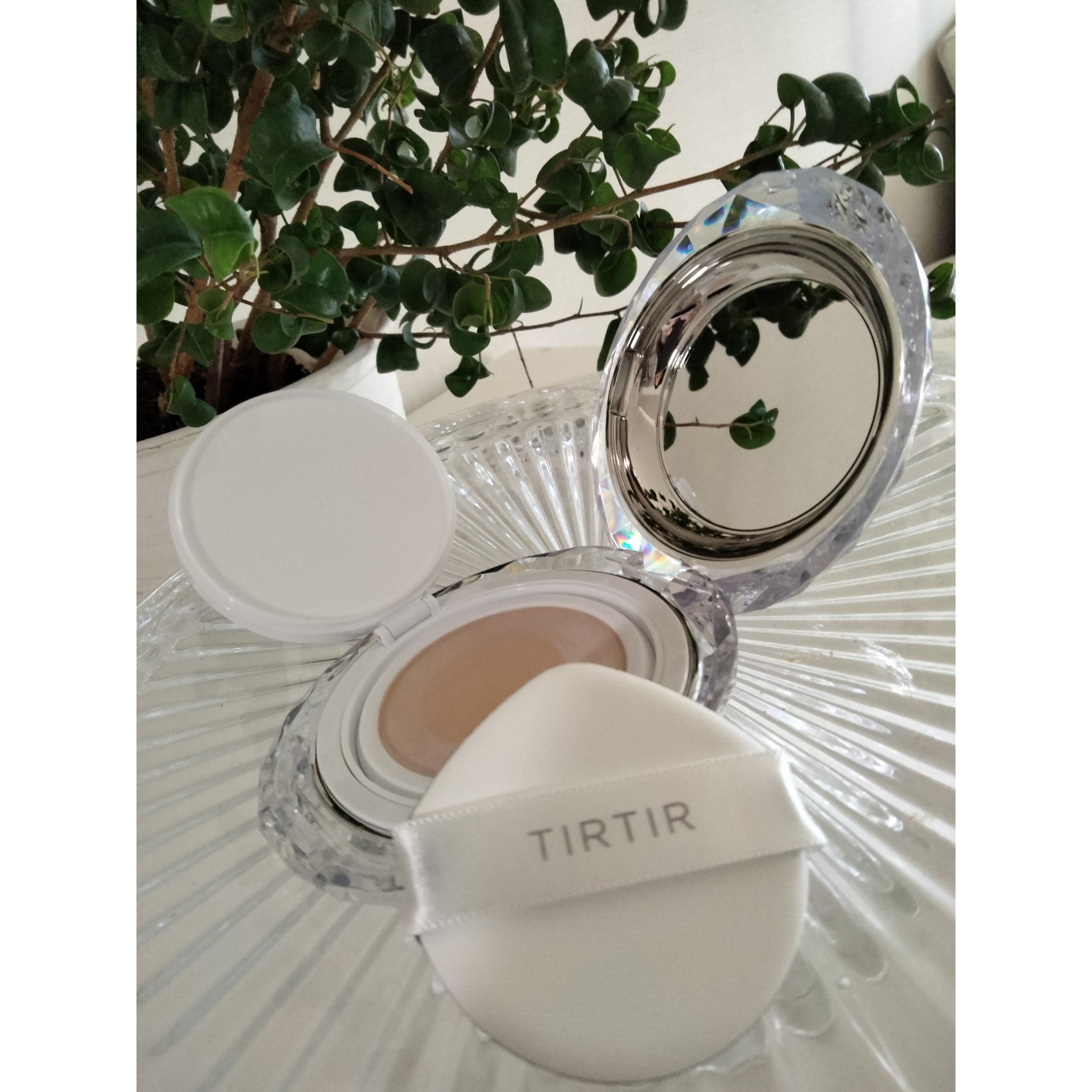 とにかくツヤツヤに仕上がります❤️
今まで試してきたどのファンデーションよりも
ツヤ感がキレイにでます

重ね塗りすると仕上がりに変化がでるようですが
透明感あるつや肌好みなわたしは
2度塗りがちょうどよかったです✨✨