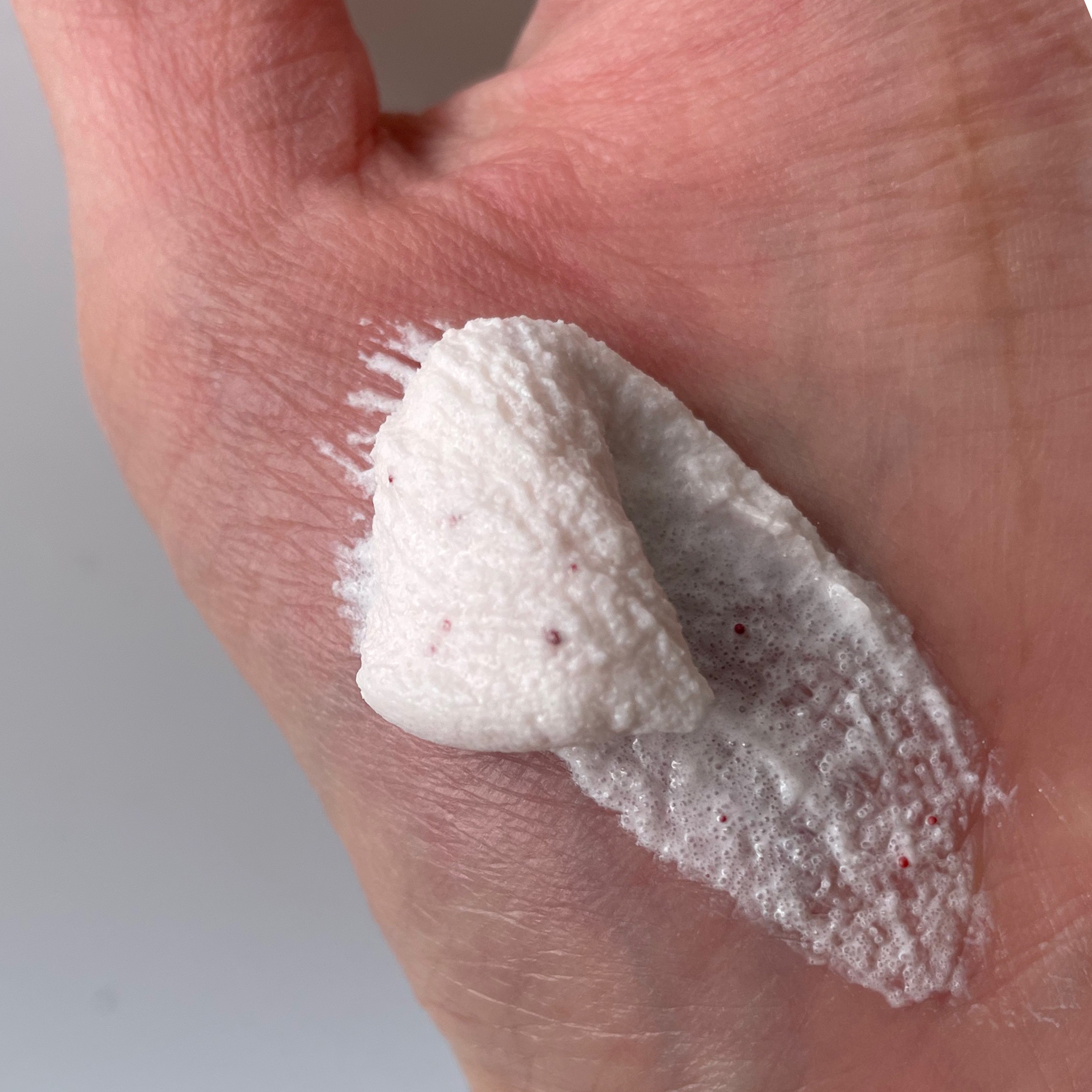 ダヴ ふわとろクリーミースクラブ ザクロ＆シアバター/ダヴ/ボディスクラブを使ったクチコミ（3枚目）