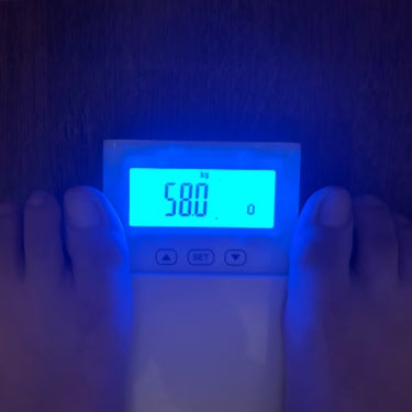 ダイエット記録2日目。

0.6kg増えてた、、、。
昨日誘惑に負けてミスド食べたからだ🤢
食べた後に後悔するんだよね🥹
水はちゃんと2L飲み干した！
運動も10分やったし！(ブルブルマシーン乗っただけ