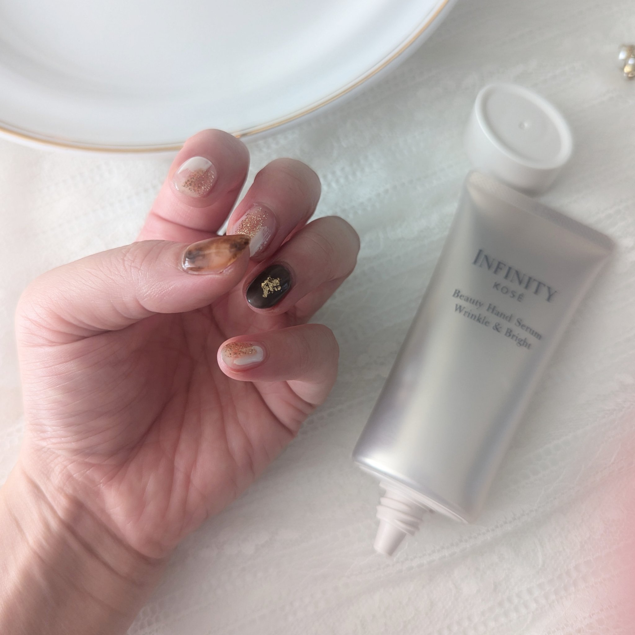 インフィニティ　
ビューティハンドセラム リンクル＆ブライト

これは、ハンド用の美容液✨

年齢が現れがちな手・指に

メラニンの生成を抑えて
シミ・ソバカスを防ぐ美白有効成分
◎「トラネキサム酸」
表皮と真皮にアプローチする
シワ改善有