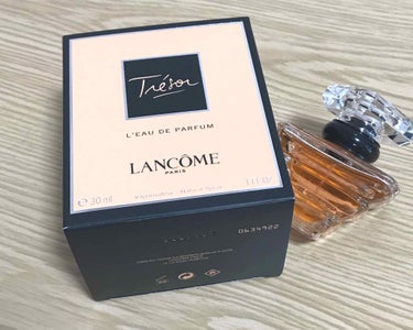 ランコムのトレゾァのレビューです！
フランス語でトレゾァは「宝物」という意味だそうです🤔

香りはフローラル+オリエンタルっていう感じで、フローラルなんだけど、厚かましくなくて、ちょっと個性もあるような