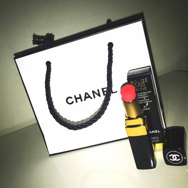 CHANELの91番😀💄

色もとってもよくて何より保湿力がすごいです！とっても綺麗で縦じわもなくなり、プルプルになります😊
細めで塗りやすくてとってもオススメです♥️
とにかく色がとっても綺麗なのであ