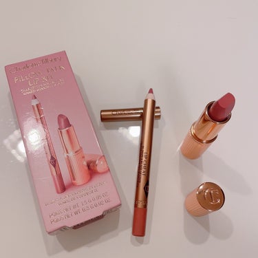 Charlotte Tilbury
ピロートーク リップセット

こちらのブランドカラーといえばピロートーク。
某国で立ち寄ったSEPHORA店舗でラスト一点でした。

ライナーとリップのセット。
カラ