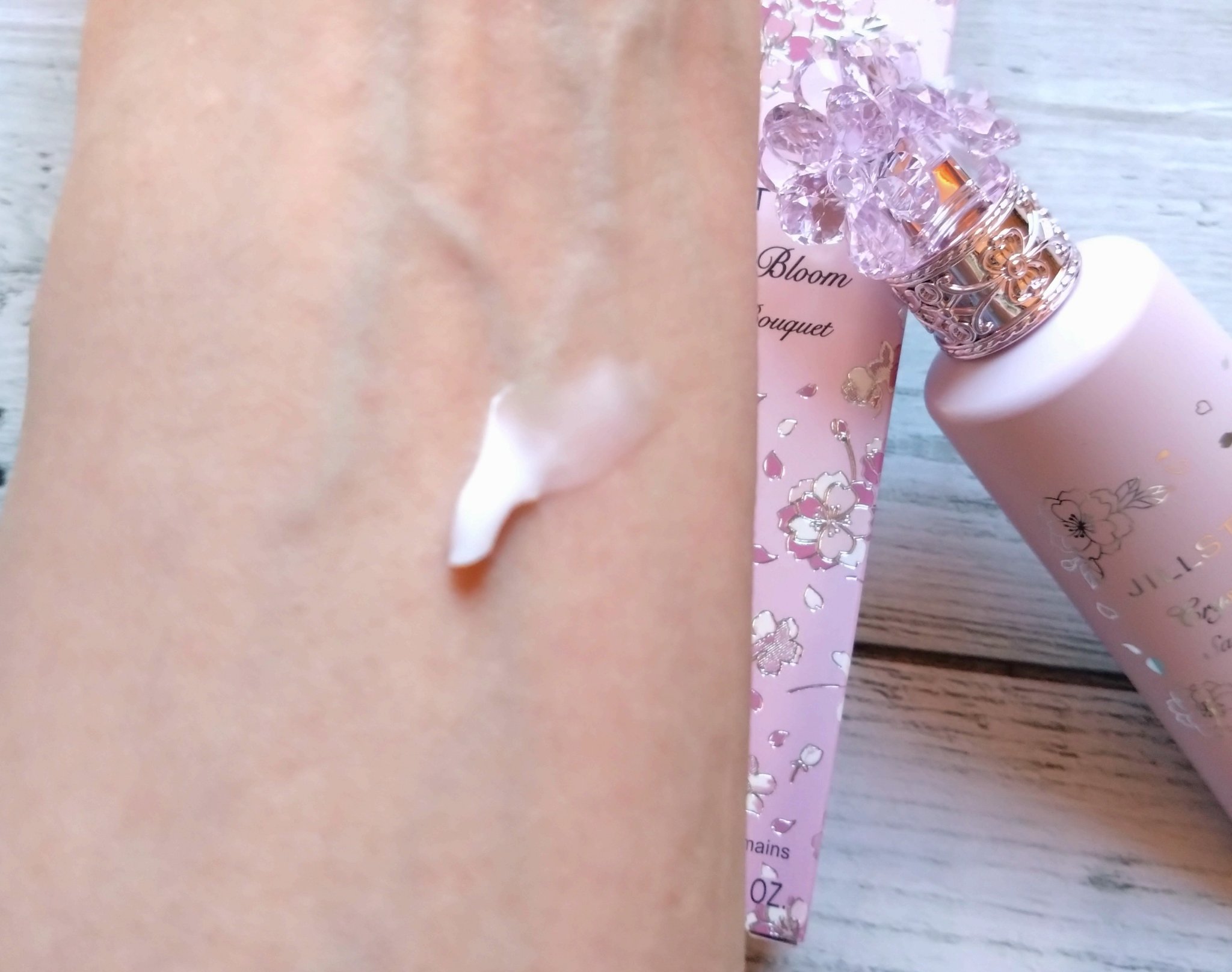 クリスタルブルーム　サクラブーケ　パフュームド ハンドクリーム /JILL STUART/ハンドクリームを使ったクチコミ（2枚目）