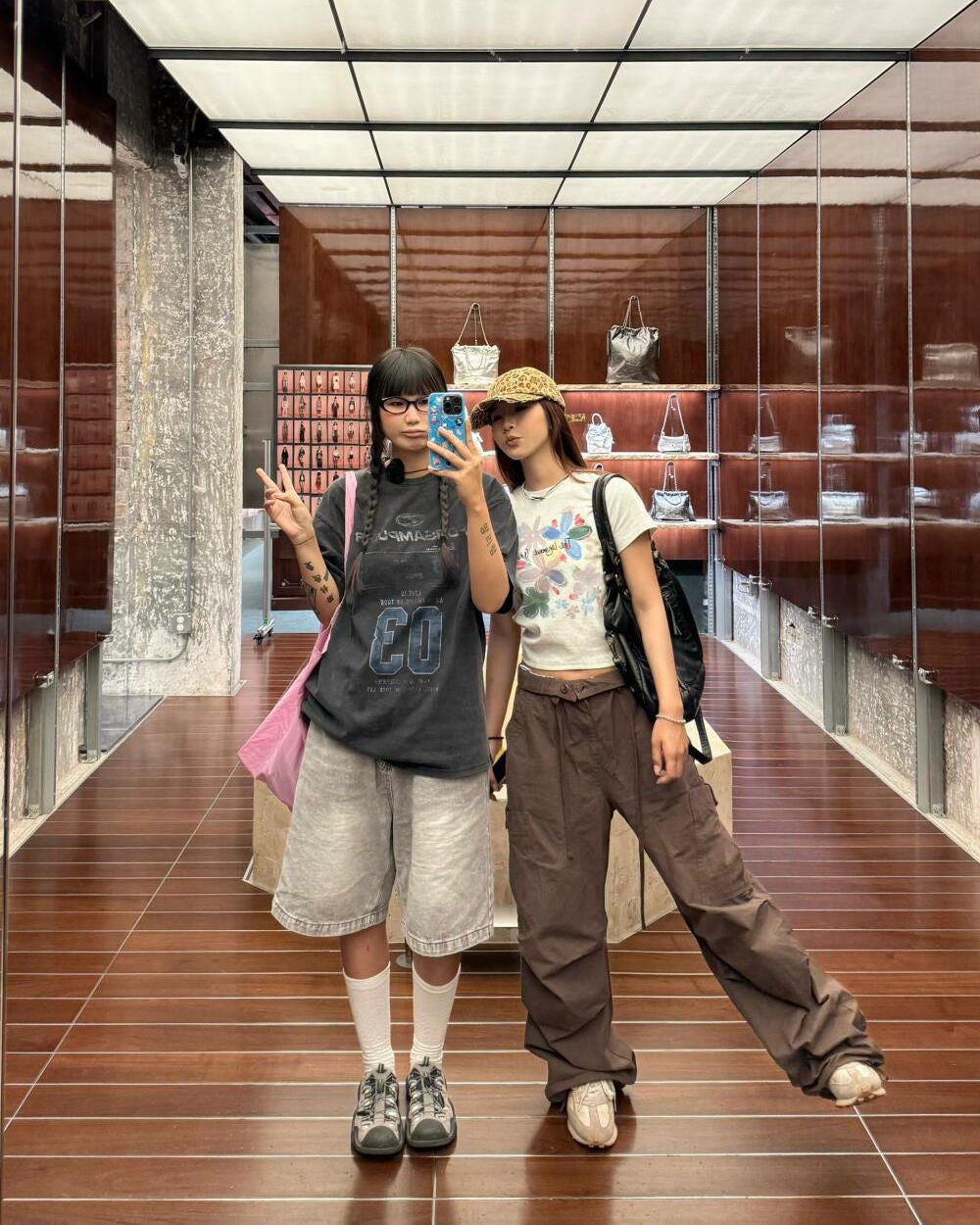 ひとみ on LIPS 「友達と再会しました#コーデ#韓国ファッション#韓国コーデ#韓国..」(1枚目)