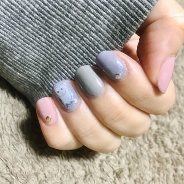 ネイル記録。

中指
💅TMピールオフマニキュア（グレー）
キャンドゥ で買った剥がせるネイル。結構いろんな色と合わせやすい。

人差し指と薬指
💅エスポルール（グレー）
ダイソーのネイル。少し青みがか